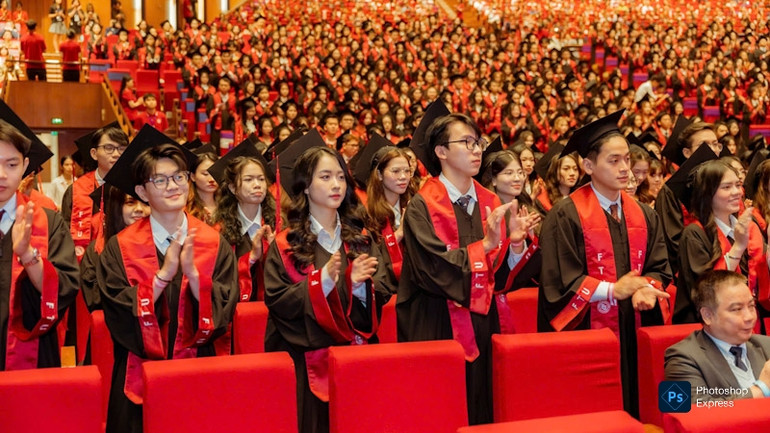 Niềm vui của các sinh viên trong buổi nhận bằng tốt nghiệp.