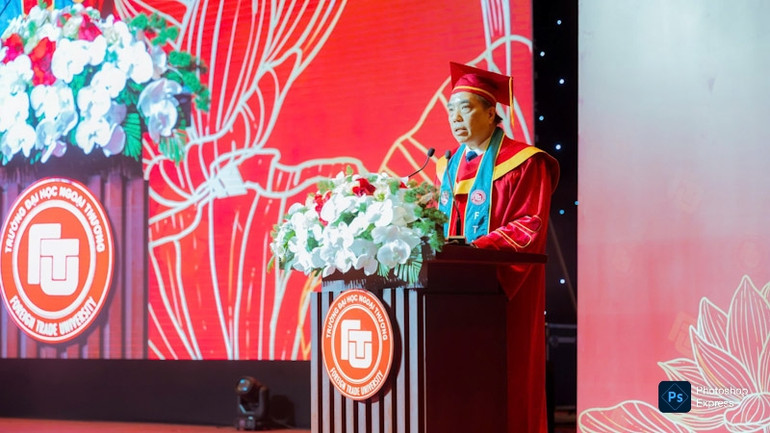 PGS, TS Bùi Anh Tuấn, Hiệu trưởng Trường đại học Ngoại thương động viên, chúc mừng các sinh viên tốt nghiệp.