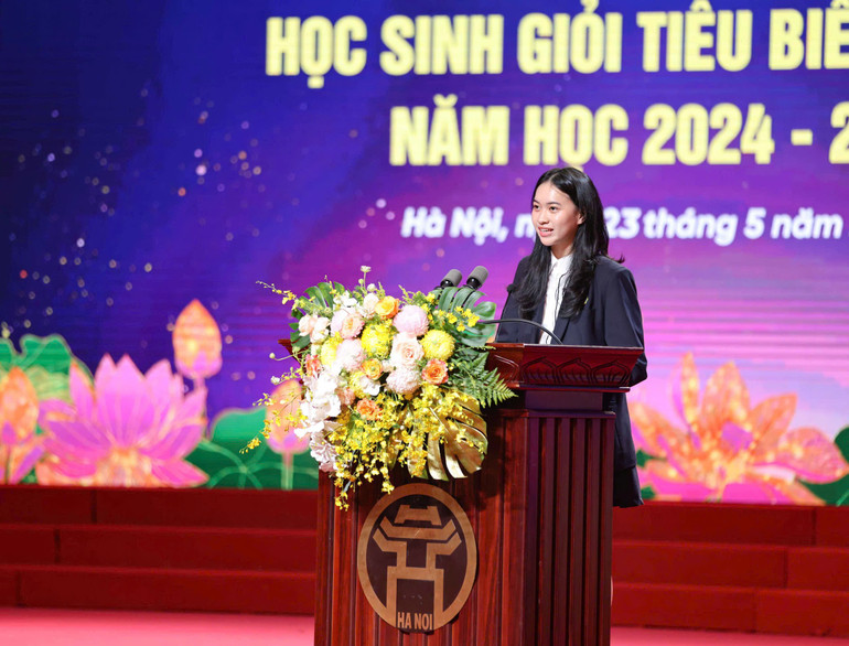 Học sinh Đỗ Hà Phương, Trường trung học phổ thông Việt Đức (quận Hoàn Kiếm) đại diện học sinh giỏi tiêu biểu Thủ đô phát biểu ý kiến. (Ảnh: THANH TÙNG)