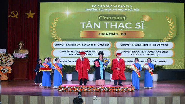 Các tân thạc sĩ được nhận bằng tốt nghiệp năm 2024. (Ảnh: Thanh Tùng) Các tân thạc sĩ được nhận bằng tốt nghiệp năm 2024. (Ảnh: Thanh Tùng)