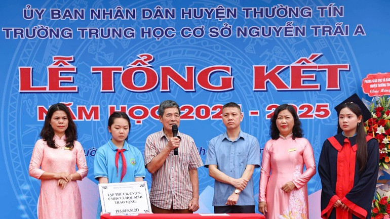 Đại diện gia đình em Tạ Quang An tiếp nhận số tiền hỗ trợ và gửi lời cảm ơn đến các thầy, cô giáo, cha mẹ học sinh giúp đỡ. Đại diện gia đình em Tạ Quang An tiếp nhận số tiền hỗ trợ và gửi lời cảm ơn đến các thầy, cô giáo, cha mẹ học sinh giúp đỡ.