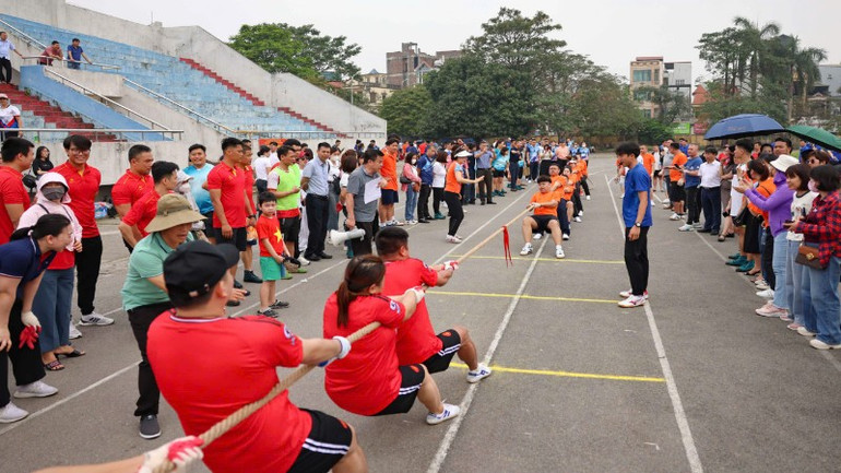 Các vận động viên "so tài" ở nội dung kéo co. (Ảnh: THANH TÙNG) Các vận động viên "so tài" ở nội dung kéo co. (Ảnh: THANH TÙNG)