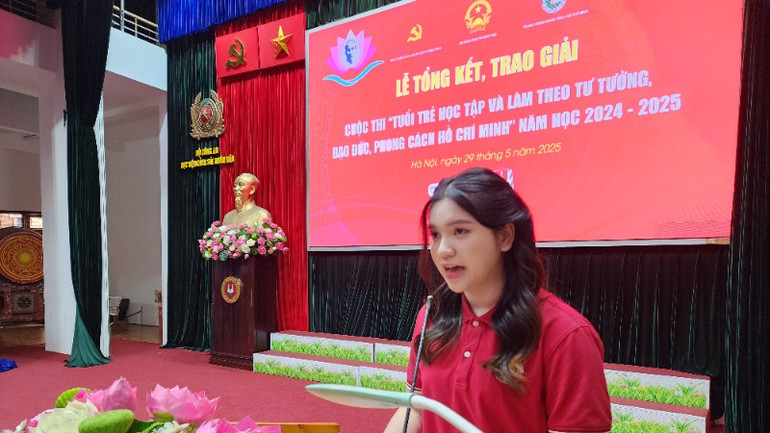 Thay mặt các thí sinh đoạt giải, em Nguyễn Minh Anh, sinh viên lớp Anh 2 Chất lượng cao, Khóa 61, Khoa Kinh tế đối ngoại, Trường đại học Ngoại thương phát biểu ý kiến. Thay mặt các thí sinh đoạt giải, em Nguyễn Minh Anh, sinh viên lớp Anh 2 Chất lượng cao, Khóa 61, Khoa Kinh tế đối ngoại, Trường đại học Ngoại thương phát biểu ý kiến.