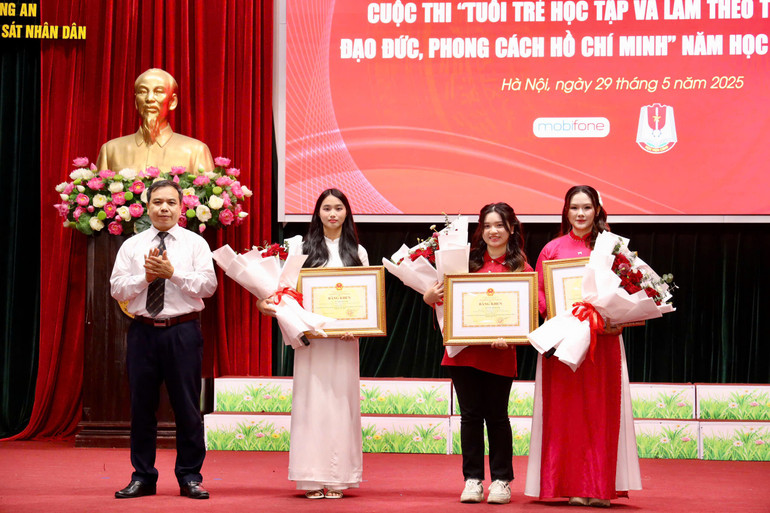 Các thí sinh đoạt giải Nhất cuộc thi. Các thí sinh đoạt giải Nhất cuộc thi.