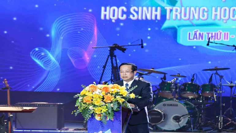 Giám đốc Sở Giáo dục và Đào tạo Hà Nội Trần Thế Cương phát biểu ý kiến. (Ảnh: THANH TÙNG)