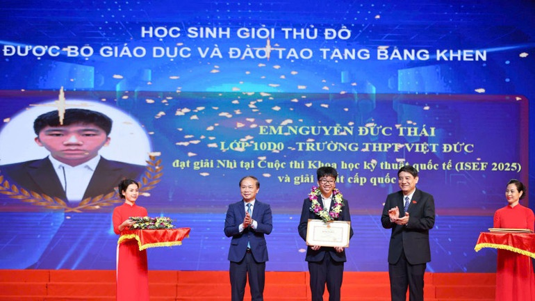 Tặng Bằng cho học sinh đoạt giải quốc gia, quốc tế. (Ảnh: THANH TÙNG)