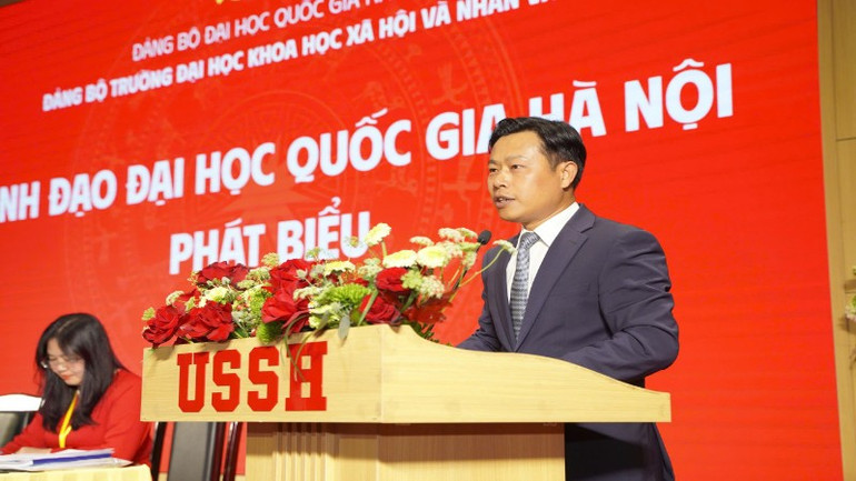 Đồng chí Lê Quân, Bí thư Đảng ủy, Giám đốc Đại học Quốc gia Hà Nội phát biểu chỉ đạo. Đồng chí Lê Quân, Bí thư Đảng ủy, Giám đốc Đại học Quốc gia Hà Nội phát biểu chỉ đạo.