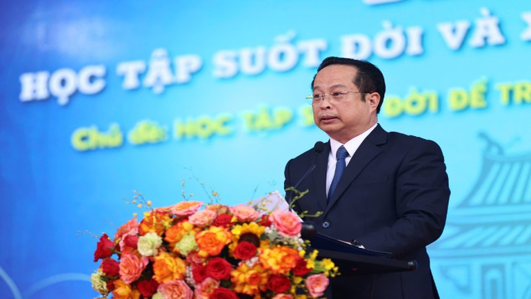 Giám đốc Sở Giáo dục và Đào tạo Hà Nội Trần Thế Cương phát biểu ý kiến. (Ảnh: Thanh Tùng)