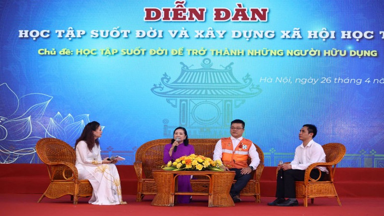 Ba nhân vật tiêu biểu tham gia chia sẻ ý kiến tại Diễn đàn. (Ảnh: Thanh Tùng)