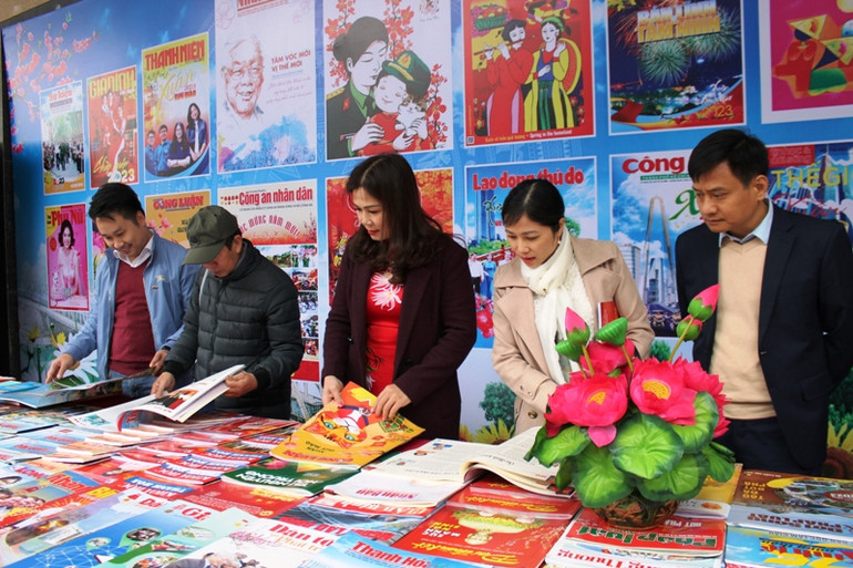 Bạn đọc với các ấn phẩm báo Xuân.