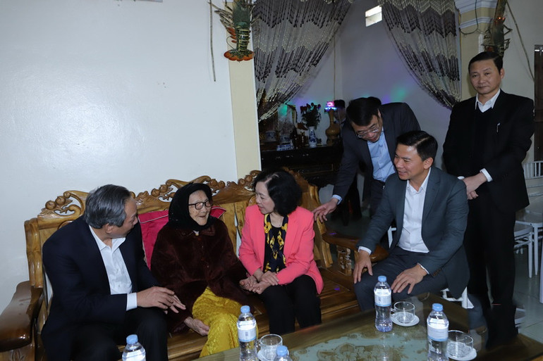 Đồng chí Trương Thị Mai hỏi thăm tình hình sức khỏe, đời sống của Mẹ Việt Nam Anh hùng Nguyễn Thị Lừng.