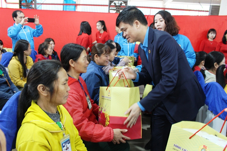 Lãnh đạo tổ chức Công đoàn trao tặng quà Tết cho công nhân, người lao động ở Thanh Hóa.