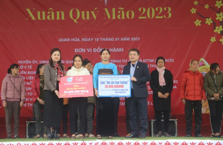 Nhà tài trợ cùng Hội Liên hiệp Phụ nữ tỉnh Thanh Hóa trao khoản hỗ trợ xây 2 căn nhà nhân ái cho hộ nghèo.