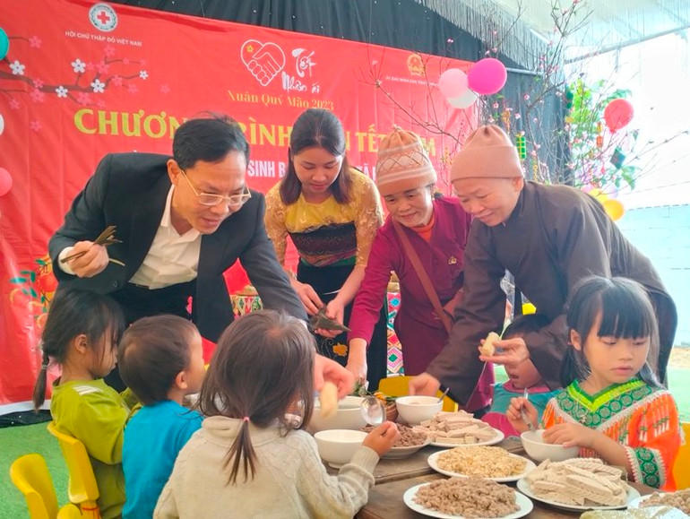 Lãnh đạo tỉnh Thanh Hóa cùng những cá nhân thiện nguyện chăm lo bữa ăn bảo đảm dinh dưỡng cho trẻ em.