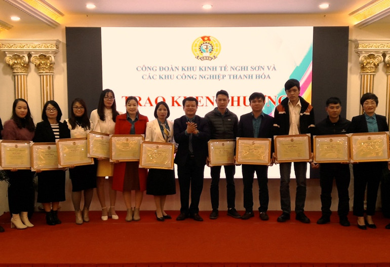 Công đoàn Khu kinh tế Nghi Sơn và các Khu công nghiệp tỉnh Thanh Hóa khen thưởng các tập thể, cá nhân tích cực chăm lo đời sống công nhân, người lao động.