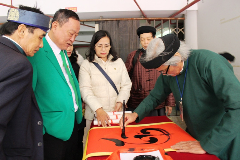 Hội viên câu lạc bộ thư pháp tặng chữ cho những người trân quý di sản dân tộc.