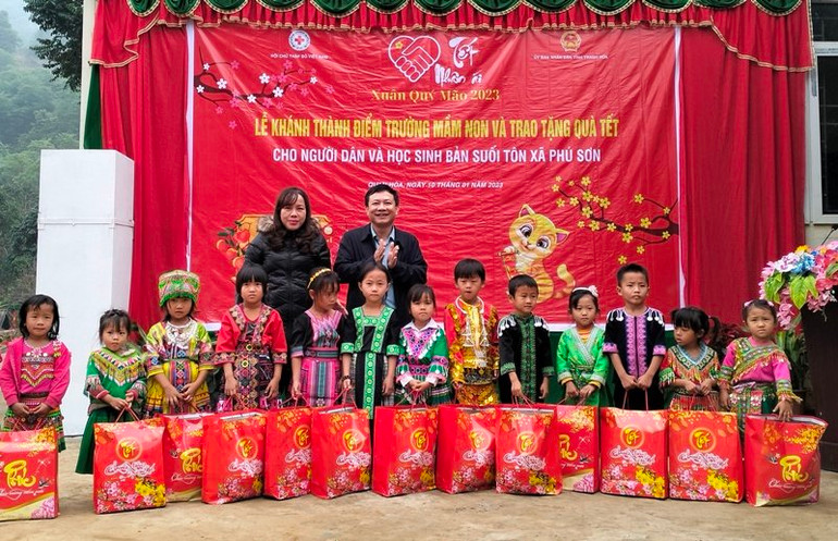 Lãnh đạo Sở Giáo dục và Đào tạo tặng quà cho học sinh dân tộc H'Mông.