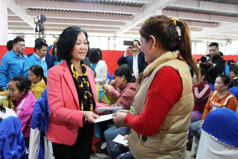 Đồng chí Trương Thị Mai trao tặng quà Tết cho công nhân Công ty trách nhiệm hữu hạn Giầy Rollsport Việt Nam.