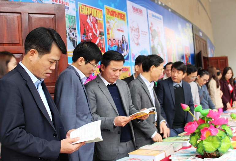 Các đại biểu quan tâm nội dung các ấn phẩm sách của Nhà xuất bản Thanh Hóa.