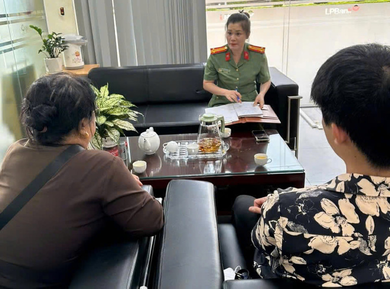 Cán bộ Công an tỉnh Bắc Kạn vận động người dân ngừng chuyển tiền cho đối tượng lừa đảo. (Ảnh: Thuỳ Dương)