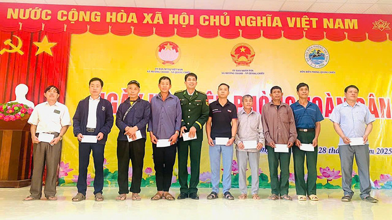 Đồn Biên phòng Quang Chiểu trao tặng quà cho các cá nhân tham gia bảo vệ cột mốc.