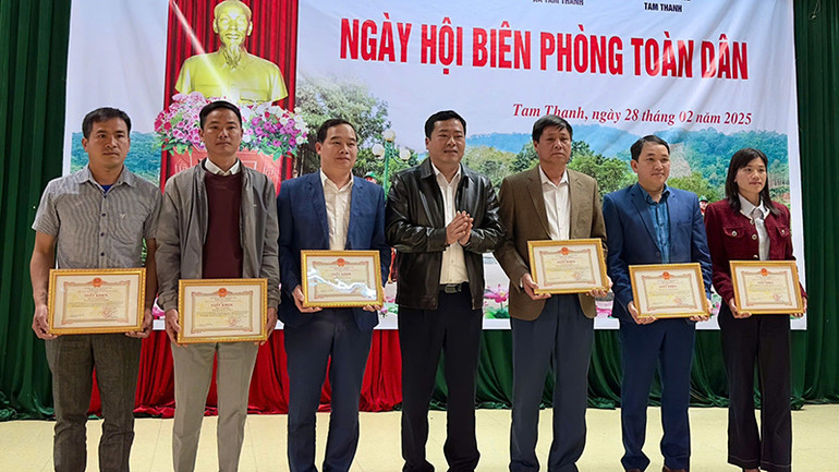 Lãnh đạo huyện vùng cao biên giới trao tặng giấy khen cho các tập thể, cá nhân có thành tích trong phong trào biên phòng toàn dân.
