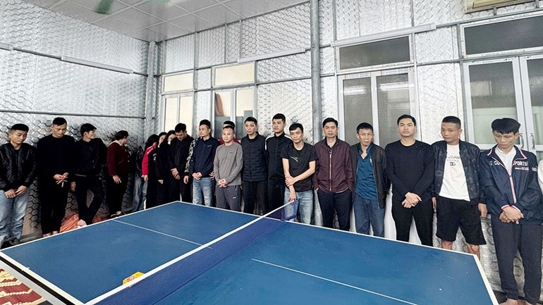 Các đối tượng bị bắt giữ phục vụ điều tra vụ đánh bạc. Các đối tượng bị bắt giữ phục vụ điều tra vụ đánh bạc.