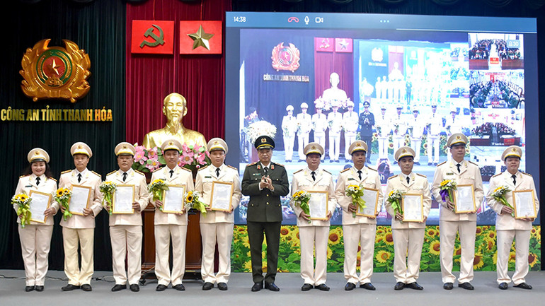 Lãnh đạo Công an tỉnh Thanh Hóa trao quyết định điều động, luân chuyển cán bộ, chiến sĩ.