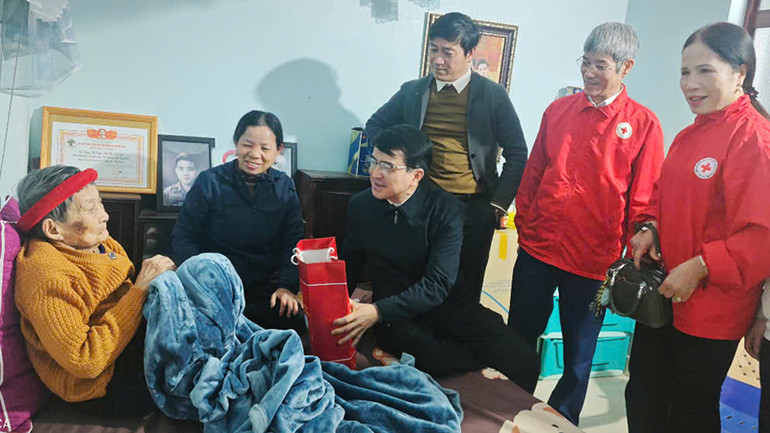 Cán bộ Hội Chữ thập đỏ Thanh Hóa thăm, tặng quà Bà mẹ Việt Nam anh hùng ở thành phố Sầm Sơn.