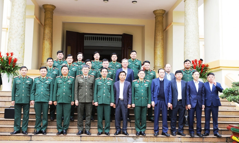 Bộ trưởng Quốc phòng và các thành viên đoàn công tác chụp ảnh lưu niệm với lãnh đạo tỉnh Thanh Hóa.