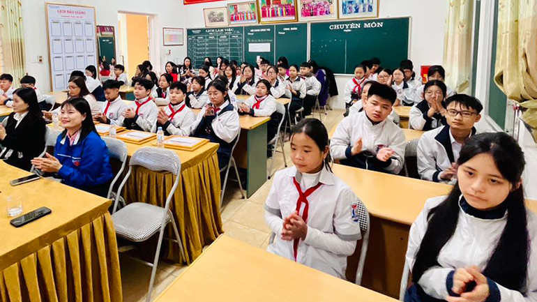 Quang cảnh buổi khen thưởng.