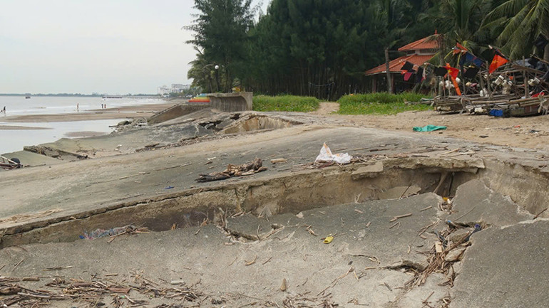 Đường dẫn, hạ thủy phương tiện đi đánh cá bị hư hỏng. Đường dẫn, hạ thủy phương tiện đi đánh cá bị hư hỏng.