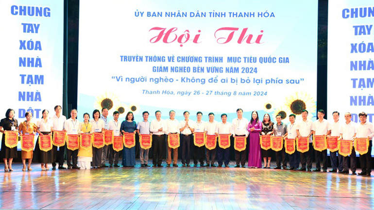 Ban tổ chức tặng cờ lưu niệm cho các đội dự thi.