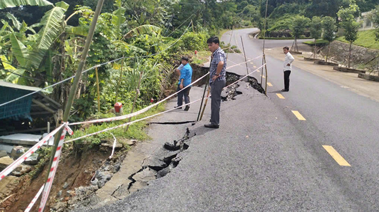 Sụt ta-luy âm, mặt Quốc lộ 15C thuộc huyện Mường Lát, tỉnh Thanh Hóa.