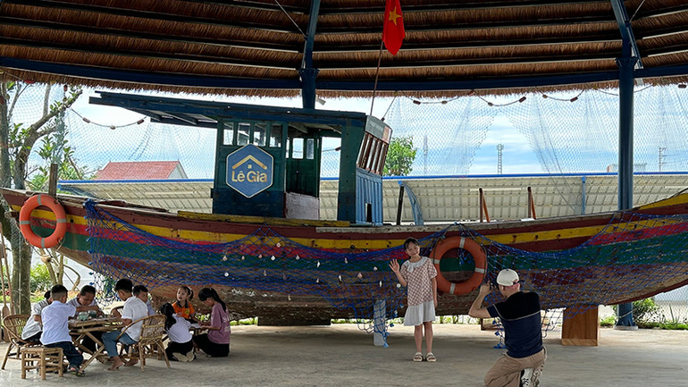 Du khách bên con thuyền vươn khơi đánh bắt hải sản của ngư dân vùng duyên hải Thanh Hóa.