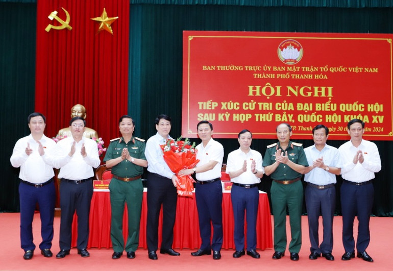 Đại diện tỉnh Thanh Hóa tặng hoa chúc mừng đồng chí Lương Cường được Trung ương Đảng phân công giữ trọng trách Thường trực Ban Bí thư.