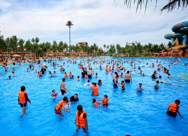 Công viên nước hấp dẫn người lớn, trẻ em. Công viên nước hấp dẫn người lớn, trẻ em.
