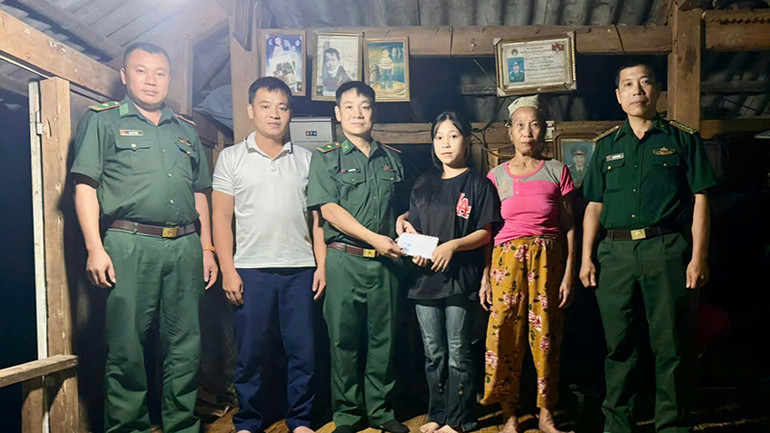 Đồn Biên phòng Hiền Kiệt trao tặng quà cho học sinh.