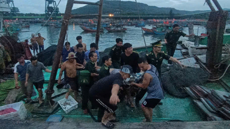 Lực lượng chức năng cứu hộ ngư dân bị tai biến, đưa đi cấp cứu.