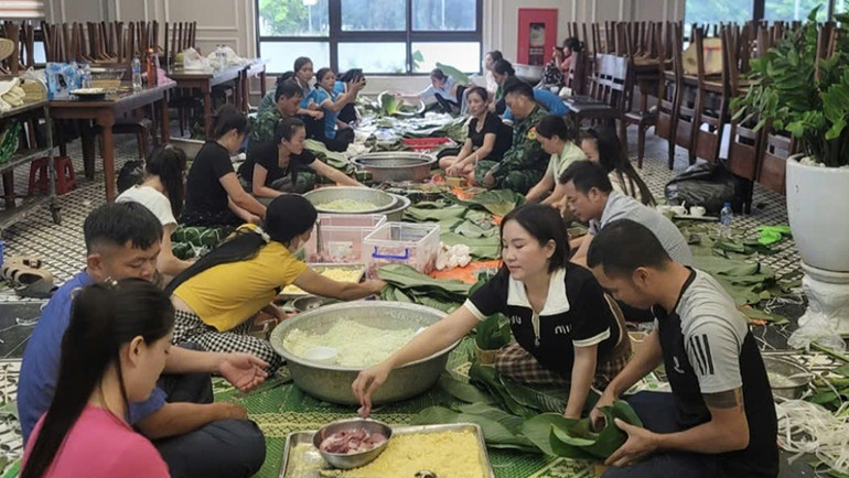 Bộ đội Biên phòng Hoằng Trường cùng nhà tài trợ gói, nấu bánh chưng gửi tới nhân dân vùng ngập lũ.