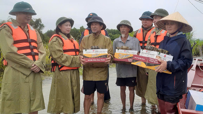 Tỉnh Hội Phụ nữ trao tặng mỳ tôm tới người dân vùng ngập lũ huyện Thạch Thành.