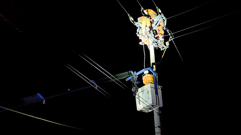 Nhân lực điện lực Thanh Hóa khắc phục hư hỏng lưới điện trong đêm tại tỉnh bạn.