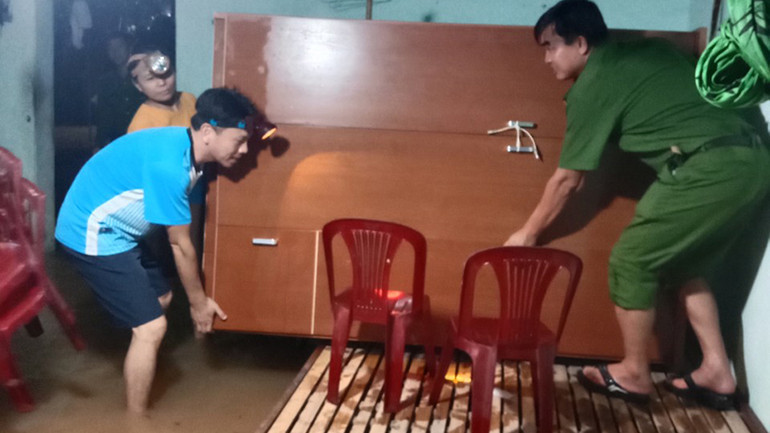 Công an trợ giúp hộ dân bị ngập nước.