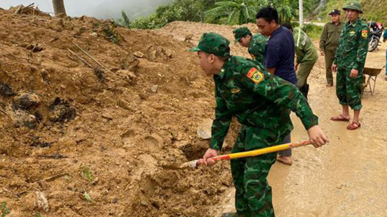 Bộ đội Biên phòng xúc đất, mở rộng lối đi qua điểm giao thông bị sạt lở.