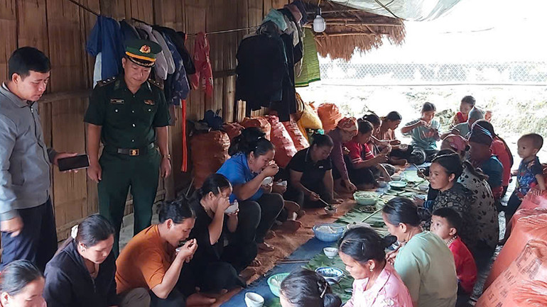 Bộ đội Biên phòng tổ chức bữa ăn cho người dân tại nơi tránh mưa lũ, sạt lở đất.