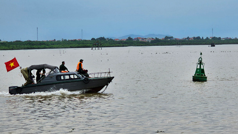 Biên phòng tuần tra, cảnh báo phương tiện ven biển và hộ nuôi trồng chủ động phòng, tránh thiên tai.