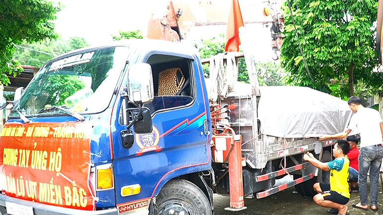 Xã Hà Lĩnh, huyện Hà Trung chuẩn bị phương tiện chở hàng thiết yếu cứu trợ nhân dân vùng lũ lụt.