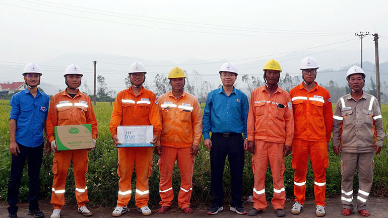 Lãnh đạo điện lực Thanh Hóa tặng quà cho lực lượng xung kích.