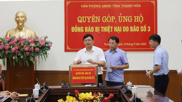 Cán bộ, viên chức Ủy ban tỉnh Thanh Hóa quyên góp, trợ giúp đồng bào bị thiệt hại do bão số 3 gây ra.