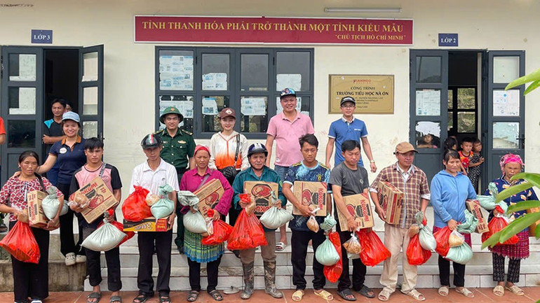 Bộ đội Biên phòng cùng đoàn thiện nguyện trao tặng quà cho hộ khó khăn ở xã Trung Lý.